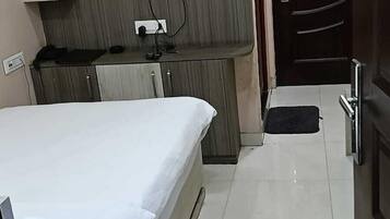 Iron/ironing board, free WiFi, bed sheets