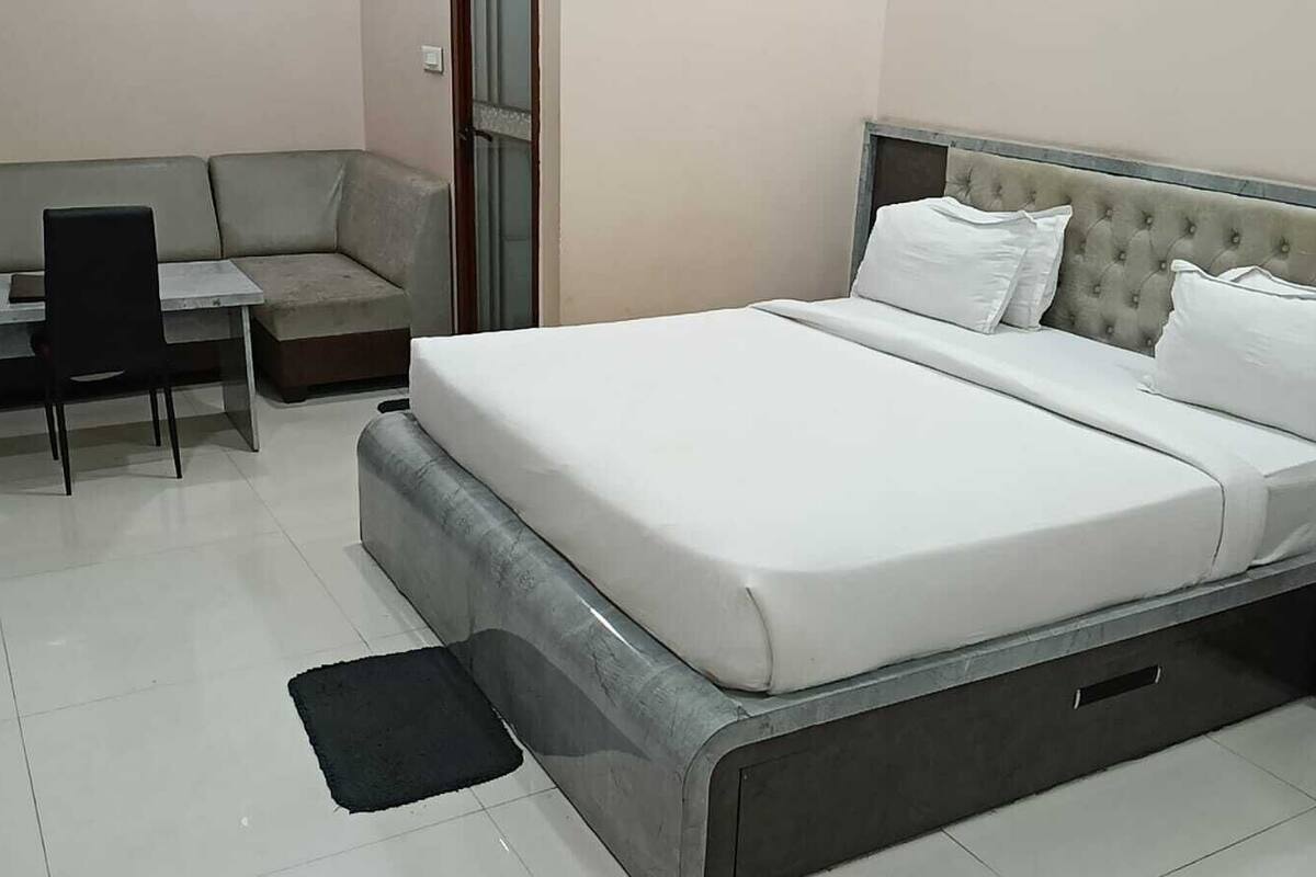 Iron/ironing board, free WiFi, bed sheets