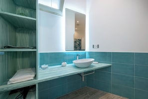 Douche, sèche-cheveux, bidet, serviettes fournies