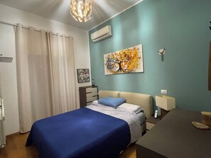 1 chambre, bureau, fer et planche à repasser, accès au Wi-Fi (inclus)