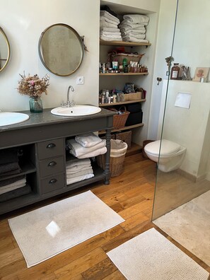 Dusche, Haartrockner, Handtücher