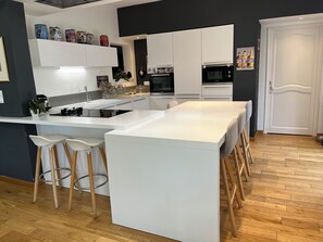 Micro-ondes, four, plaque de cuisson, lave-vaisselle