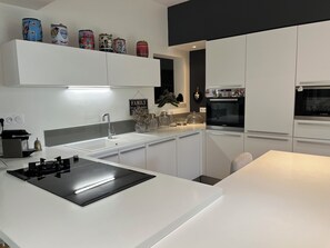 Mikrobølgeovn, ovn, kokeplater og oppvaskmaskin