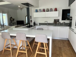 Micro-ondas, fogão, cooktop, lava-louças