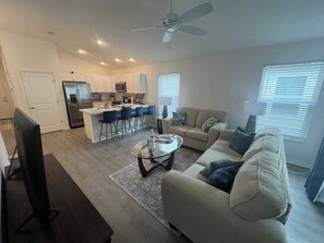 Smart-TV, Videospiele, Tischfußball, Tischtennisplatte