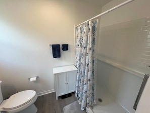 Douche, articles de toilette écologiques, sèche-cheveux