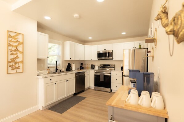 Geladeira, micro-ondas, fogão, cooktop