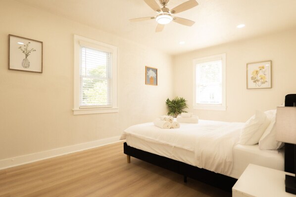 3 Schlafzimmer, Schreibtisch, Bügeleisen/Bügelbrett, kostenloses WLAN