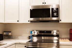 Fridge, microwave, oven, stovetop - King Comfort | Bright & Modern 1BR Stay in Dunlap (Dunlap)