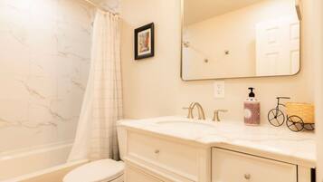 Secadora de cabello, toallas, papel de baño