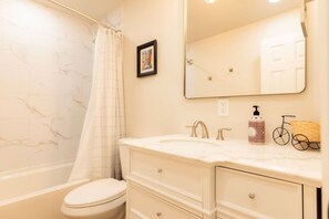 Sèche-cheveux, serviettes fournies, papier toilette