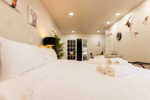 1 bedroom, desk, iron/ironing board, WiFi - King Comfort | Bright & Modern 1BR Stay in Dunlap (Dunlap)