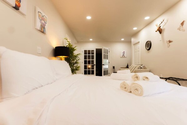 1 bedroom, desk, iron/ironing board, WiFi - King Comfort | Bright & Modern 1BR Stay in Dunlap (Dunlap)