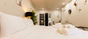 King Comfort | Bright & Modern 1BR Stay in Dunlap