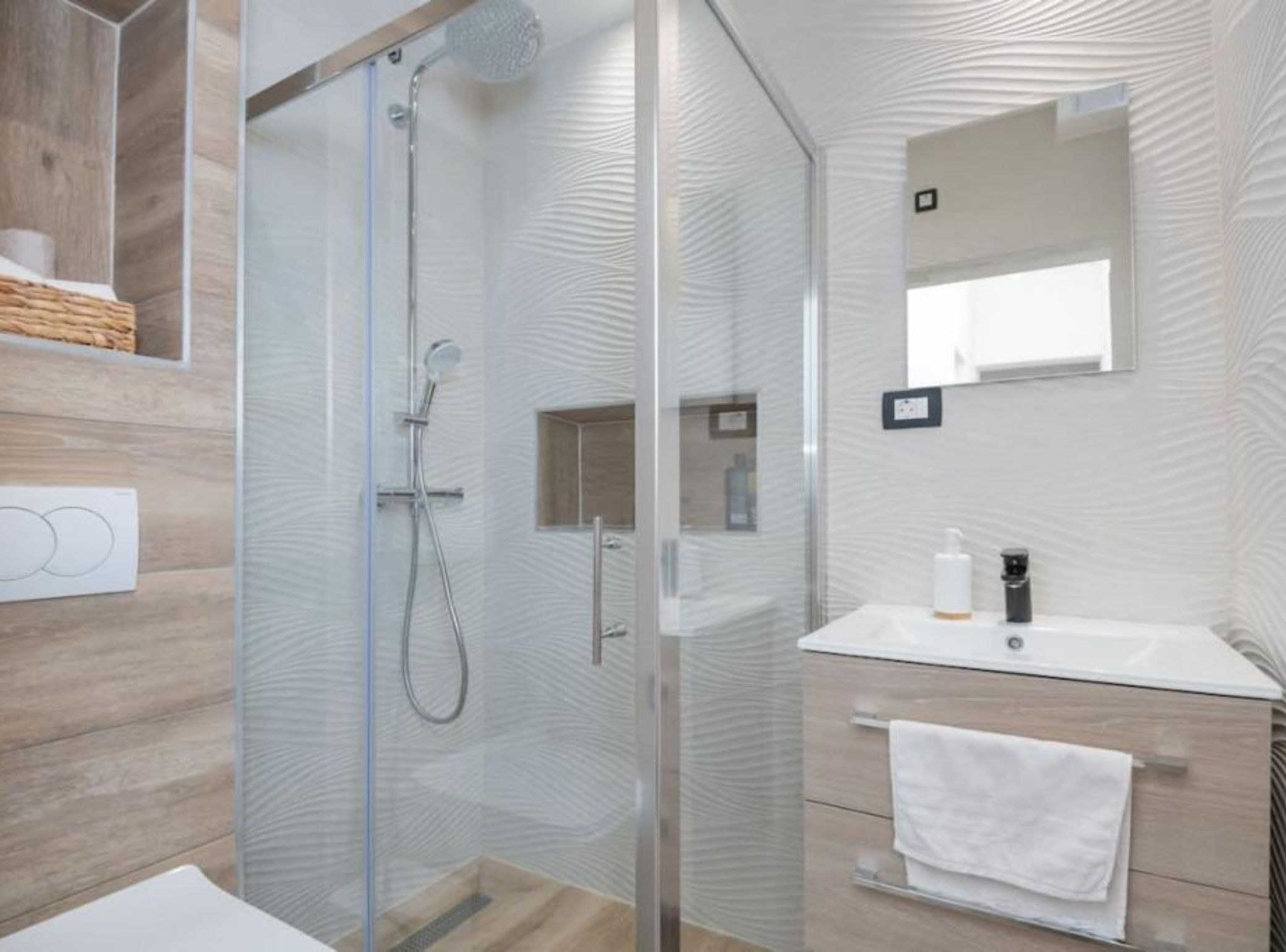 House (Four Bedroom Holiday Home with Swimmi) | Bathroom