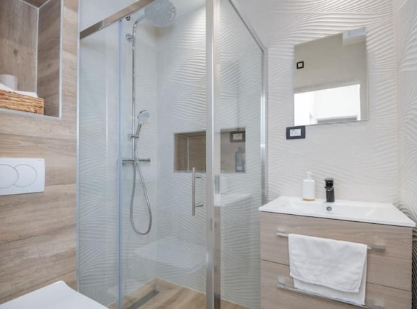 House (Four Bedroom Holiday Home with Swimmi) | Bathroom | Shower, towels
