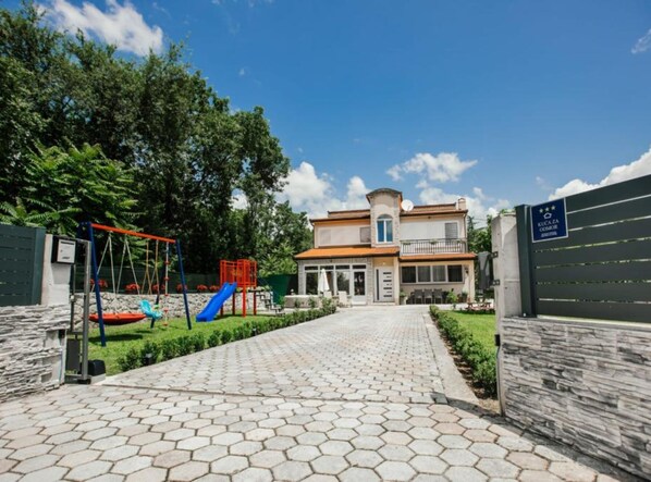 บ้านพัก (Four Bedroom Holiday Home with Swimmi) | บริเวณภายนอก