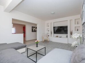 บ้านพัก (Four Bedroom Holiday Home with Swimmi) | ห้องนั่งเล่น | ทีวีจอแบน 32 นิ้ว พร้อมช่องเคเบิล