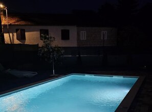 บ้านพัก (Four Bedroom Holiday Home with Swimmi) | สระว�่ายน้ำ | สระว่ายน้ำกลางแจ้งเปิดตามฤดูกาล