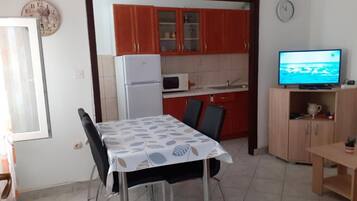 Appartamento (Two Bedroom Apartment with Terrace) | Soggiorno | TV a schermo piatto 32 pollici con canali satellitari
