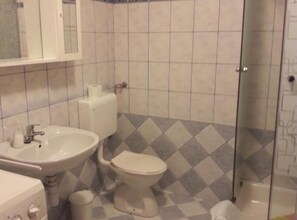Apartamento (Two Bedroom Apartment (ground floor)) | Banheiro | Chuveiro, toalhas de banho