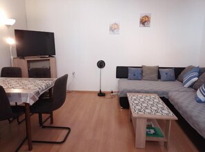 Apartamento (Two Bedroom Apartment with Terrace) | Sala de estar | TV de tela plana 32 polegadas com canais via satélite