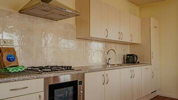 Een vaatwasser, een kinderstoel