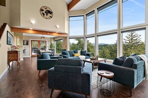 Smart TV, chimenea, videojuegos y futbolito