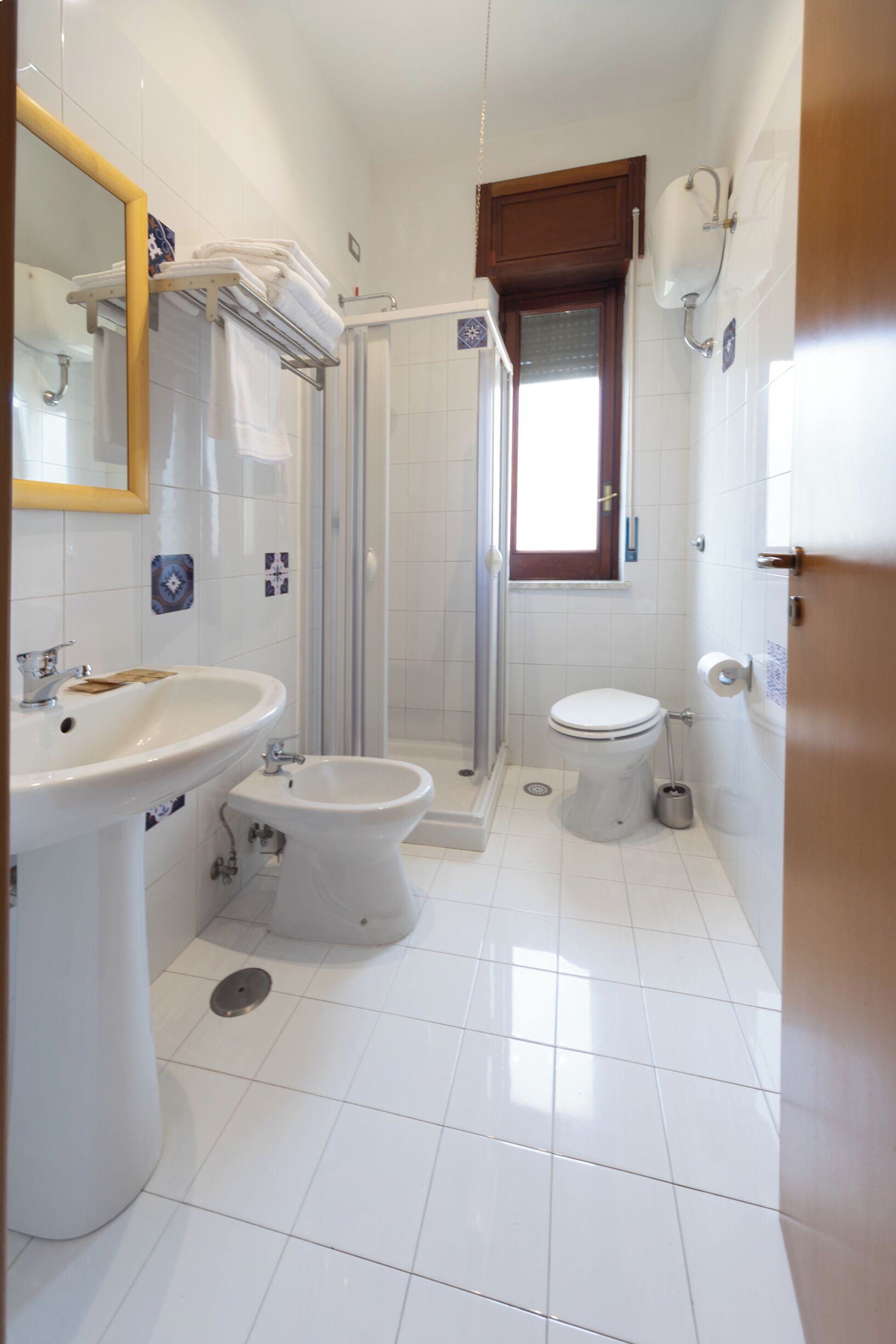 Suihku, hiustenkuivaaja, bidee, pyyhkeet