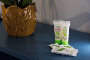 Regadera, secadora de cabello, bidet, toallas 