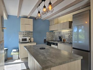 Réfrigérateur, micro-ondes, four, lave-vaisselle