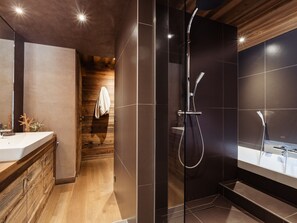 Bathroom - 5★ Chalet, 9 ppl, spa, cinema, 4 bedrooms, shuttle 300m (La Clusaz)