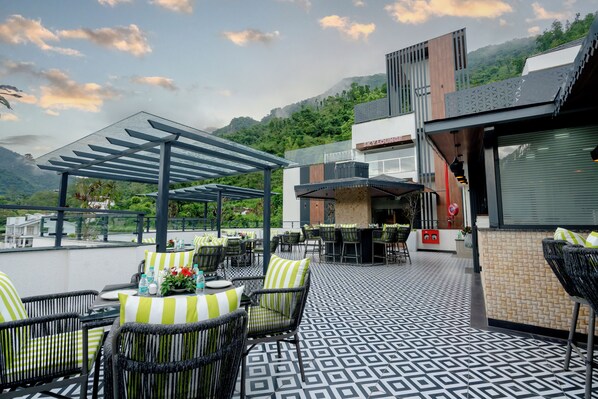 Rooftop bar - Crestorio Resort & Spa Dehradun (Bhandariwala)