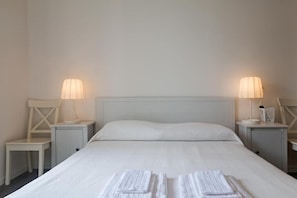 Habitación familiar, balcón, vista a la playa | Wifi gratis y ropa de cama