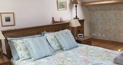 Perfect for couples! Tasteful renovation and ideal location. Free WiFi.