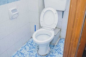 Deluxe Room | Bathroom | Shower, towels, soap, toilet paper