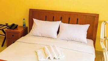 Habitación individual de lujo, vistas a la ciudad | Baño | Ducha, toallas, jabón y papel higiénico