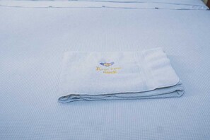 Douche, serviettes fournies, savon, papier toilette