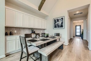 Dining - Scholars` House+4 min drive 2 Texas A&M University (San Antonio)