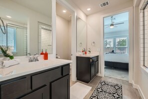Hair dryer - Scholars` House+4 min drive 2 Texas A&M University (San Antonio)
