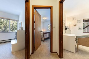 3 slaapkamers, een strijkplank/strijkijzer, gratis wifi, beddengoed