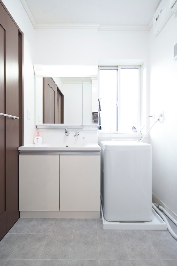 Hair dryer, bidet, towels, soap - BBQ 】The ocean, mountains, and rivers are right in front of you! 8 beds, 3 futons, 4 bedrooms, 2 toilets. Beach car 1 min. (福岡県糸島市)