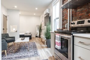 Frigorífico, placa de cocina, cafetera o tetera y utensilios de cocina