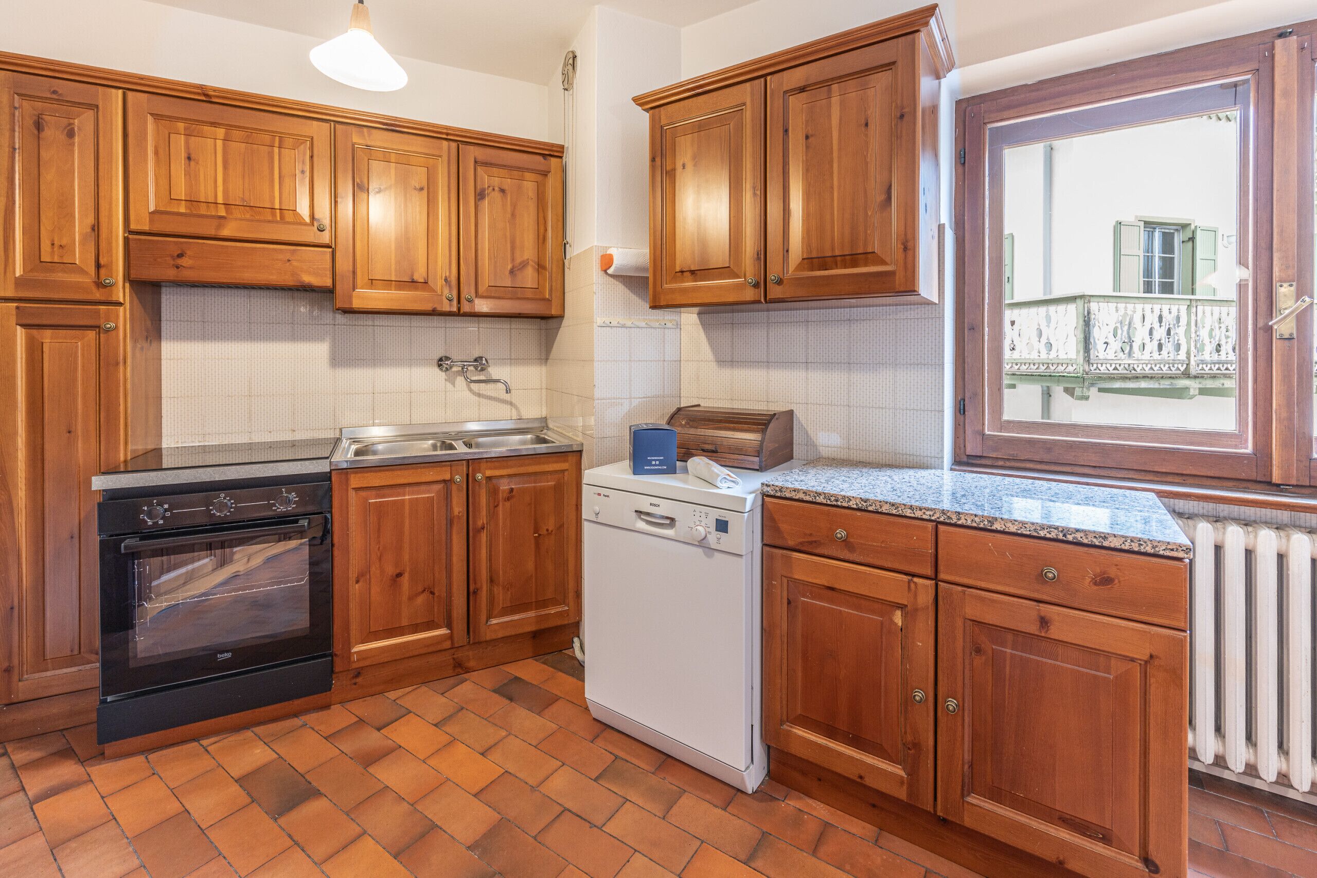 Kühlschrank, Ofen, Geschirrspüler, Wasserkocher mit Kaffee-/Teezubehör