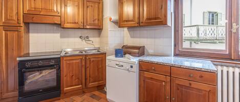 Fridge, oven, dishwasher, coffee/tea maker