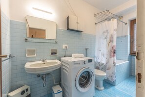 Douche, séchoir à cheveux, bidet, serviettes fournies