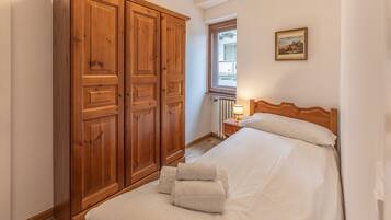 4 bedrooms, desk, iron/ironing board, free WiFi