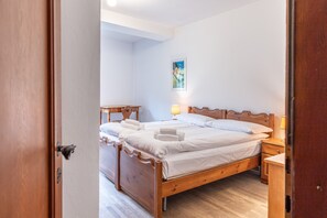 4 bedrooms, desk, iron/ironing board, free WiFi