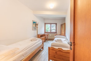 4 chambres, bureau, fer et planche à repasser, accès au Wi-Fi (inclus)