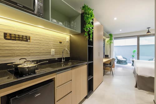 Camera Grand, 1 letto king, angolo cottura | Cucina privata | Microonde, piano cottura, macchina per caffè espresso